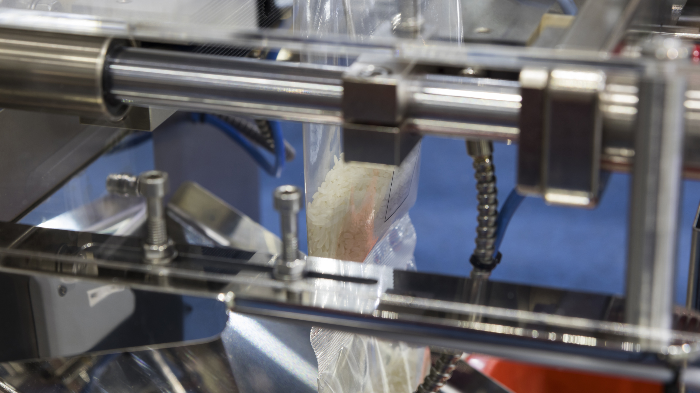 Vertical flowpack machine (VFFS) filling a bag of rice — flowpack film by AB Flexibles