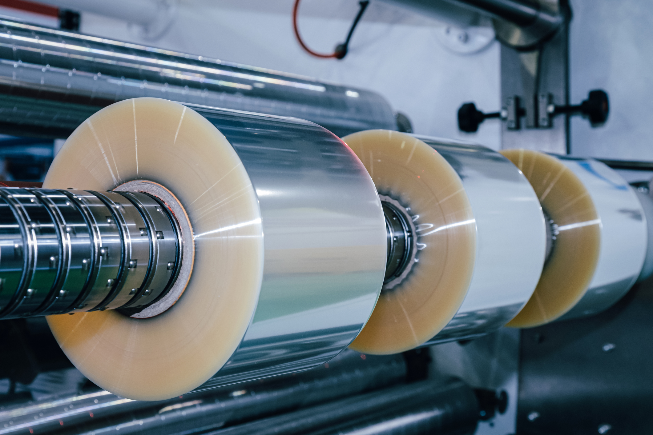 Film d’emballage flexible sur la machine de production chez un partenaire européen d’AB Flexibles