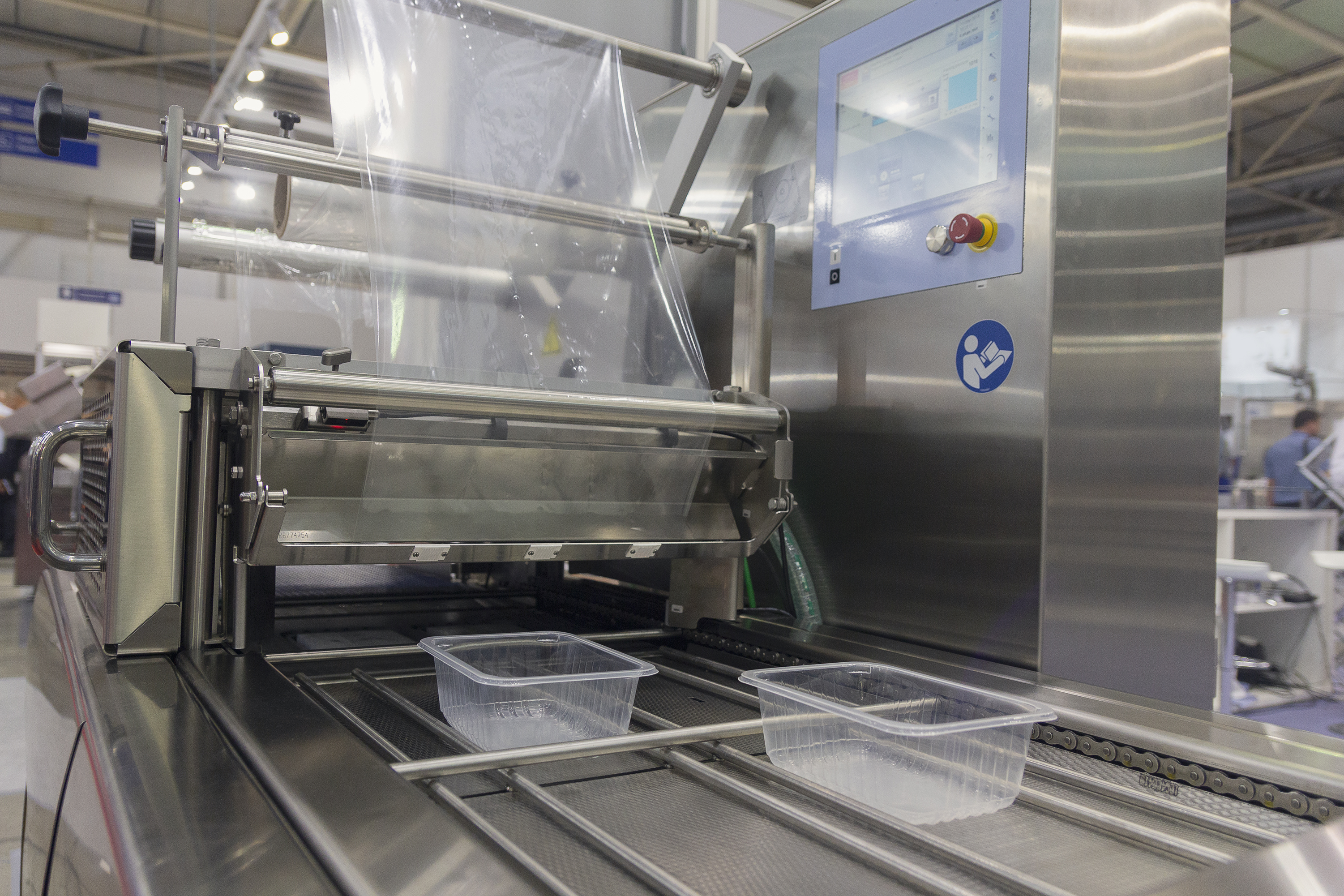 Traysealer sealt topsealfolie op transparante schalen — tray sealing bij AB Flexibles