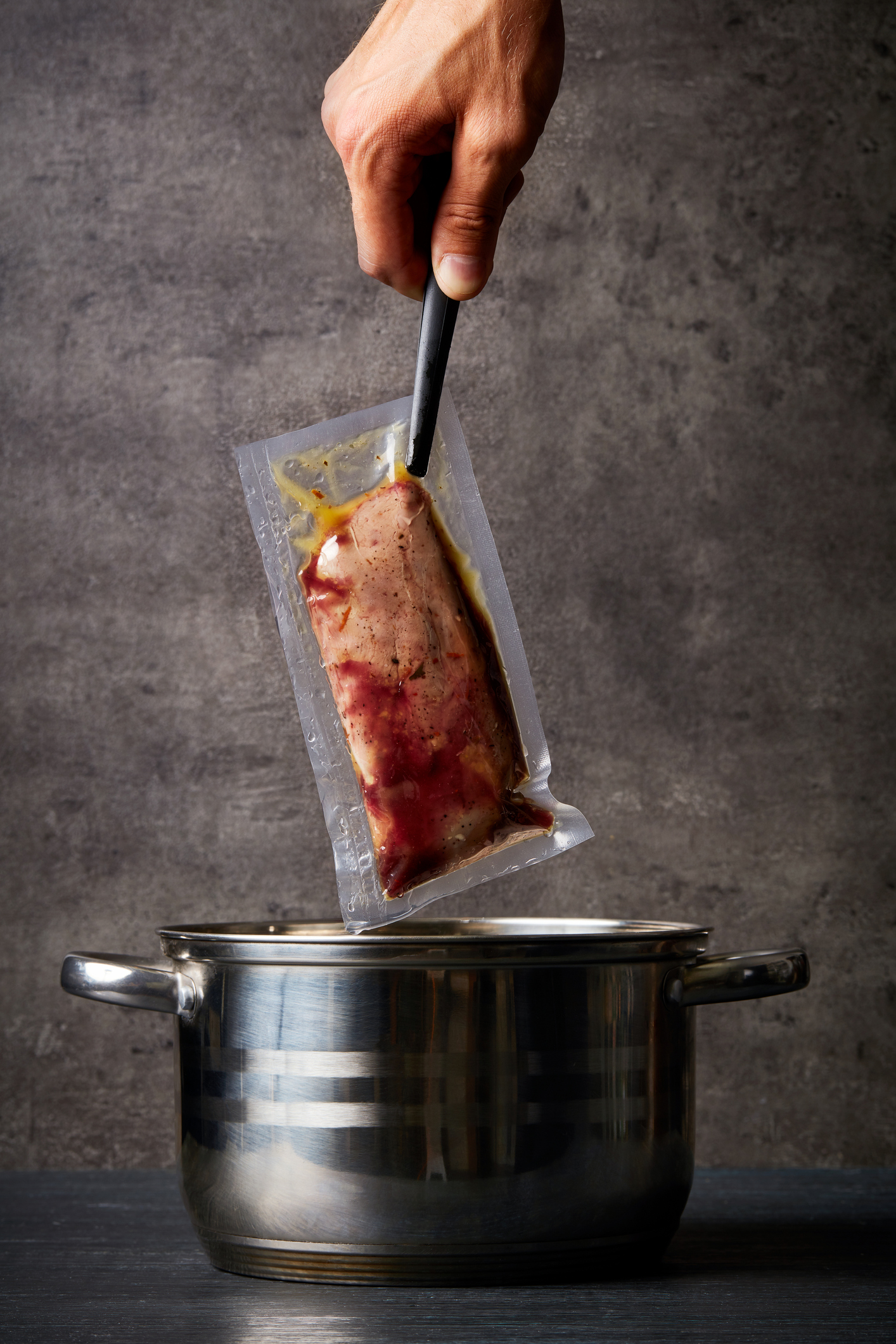 Sac sous vide avec viande sous-vide au-dessus d’une casserole — sac de cuisson et retort
